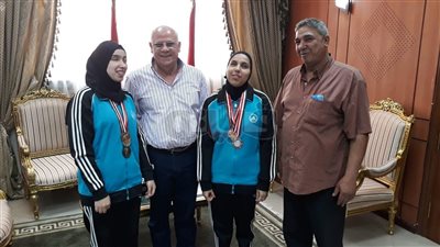 محافظ بورسعيد: مكافأة شهرية للأبطال المكفوفين (صور)