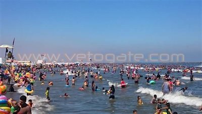 بالصور.. ازدحام الشواطئ بمصيف جمصة