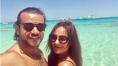 سامو زين يستمتع بالإجازة الصيفية مع زوجته