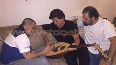 بالصور.. جورج وسوف يستقبل وليد توفيق بمنزله ويهديه عوده الخاص