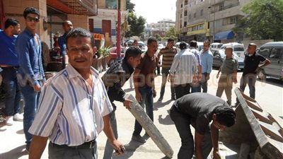 بالصور.. حملة لإزالة إشغالات الباعة الجائلين بـ