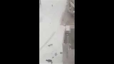 بالفيديو.. الرياح الشديدة تسببت في سقوط الحجاج بالحرم المكي