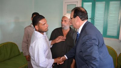 محافظ الدقهلية يقدم واجب العزاء لأسرة شهيد سيناء (صور)