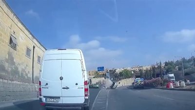 تردد سائق يتسبب في انقلاب سيارته (فيديو)