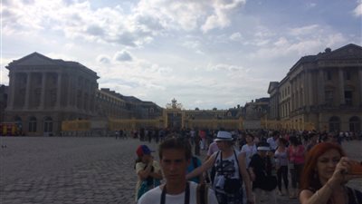 بالفيديو.. فرنسا تجلي السياح من قصر فرساي بسبب «عبوة مشبوهة»