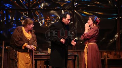 أبطال عرض «مركب بلا صياد» يدعون الجمهور لحفل عشاء