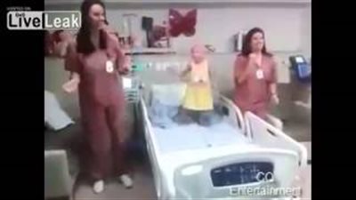بالفيديو.. ممرضتان ترقصان للترفيه عن طفلة مصابة بالسرطان