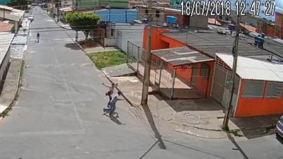 فتاة تتحدى لصا مسلحا والشرطة تصف الأمر بـ«تصرف غير حكيم» (فيديو وصور)