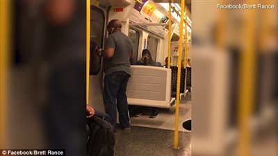 رجل يغني بلا مبالاة وسط ركاب مترو الأنفاق (فيديو وصور)