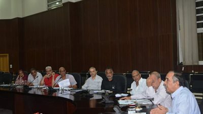 محافظة البحر الأحمر تناقش تقنين وضع اليد على أراضي الدولة (صور)