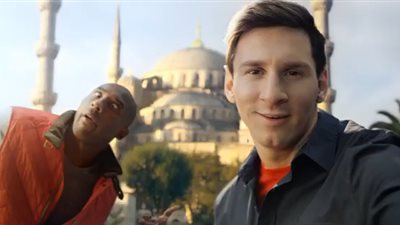 بالفيديو.. ميسي وبراينت خلف مسجد الأزرق بتركيا في أحد الإعلانات