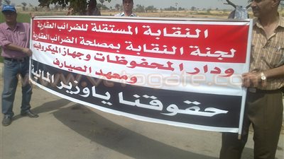 بالفيديو والصور.. توافد موظفي الضرائب على «الفسطاط» للتظاهر ضد «الخدمة المدنية»