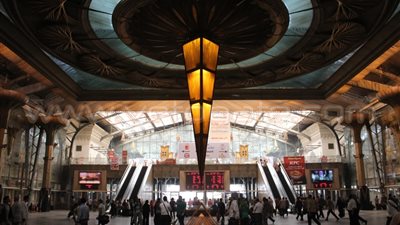 بالفيديو والصور..رحلة معاناة للحصول على تذكرة قطار.. محمد: قضيت اليوم كله ومش لاقي تذاكر.. محمود: المشكلة في مافيا السوق السودا.. رئيس المحطة: زودنا االقطارات المكيفة والعادية لمواجهة الزحام