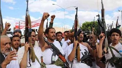 بالصور.. الحوثيون يشيدون كعبة باليمن ويطوفون حولها