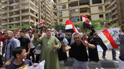 بالصور.. أهالي مصر القديمة يهاجمون المتظاهرين أمام حديقة الفسطاط