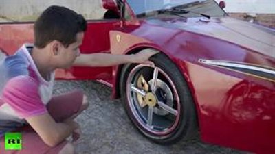 شاب يصنع سيارة فيراري من أتوبيس قديم (فيديو وصور)