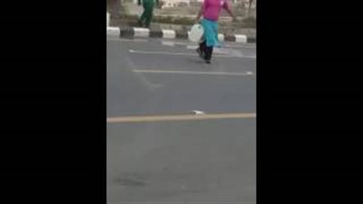 بالفيديو.. عامل مقهى يملأ عبوة بمياه الصرف الصحى بالسعودية