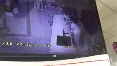 بالفيديو.. لص يسرق 7 آلاف ريـال من محل بالسعودية