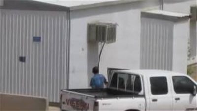 بالفيديو.. لحظة «سرقة مكيف» من مصلى في وضح النهار بالرياض