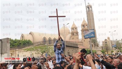 مسلمون يشكلون دروعًا بشرية لحماية الكاتدرائية