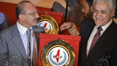 بالصور.. ابن عم الرئيس اليمني «على صالح» يكرم حمدين صباحي!!