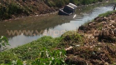 بالصور.. انقلاب سيارة في ترعة بطريق «الحسينية - فاقوس» بالشرقية