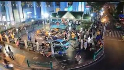 بالفيديو.. سيارة تطيح برواد ضريح هندوسي بعد فقدان السيطرة عليها