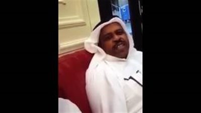 بالفيديو.. قطري يشعل مواقع التواصل بتدخين سيجارة من الذهب عيار 24