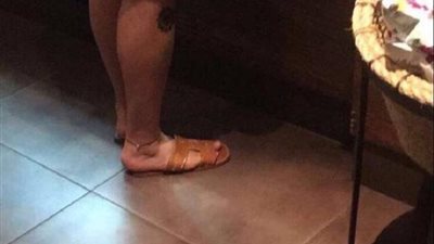 بالصور.. شباب يثيرون ضجة على الإنترنت بارتدائهم «الخلخال»