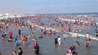 بالصور.. إقبال كثيف على شواطئ رأس البر بدمياط