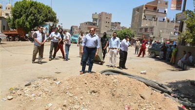 محافظ سوهاج يحيل رئيس قرية الحواويش للتحقيق بسبب القمامة