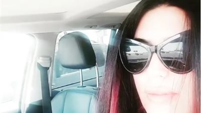 عبير صبري تنشر فيديو من سيارتها: «كيكي وأنا مكاني»