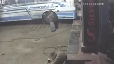 إطار سيارة ينفجر في وجه عامل ويتسبب في وفاته (فيديو)