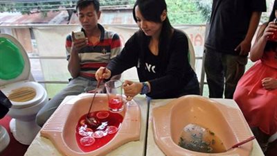 بالصور.. مطعم يقدم الطعام لزبائنه في «قاعدة الحمام»