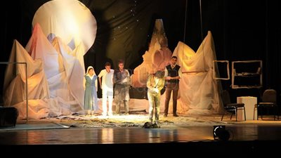 قصور الثقافة تفتتح مشاركتها في «القومي للمسرح» بـ «قابل للاشتعال»