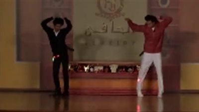 نجوم مسرح مصر يشاركون في «تحدي كيكي» على طريقتهم (فيديو)