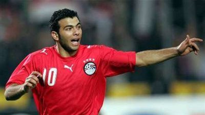 «متعب» يلتقط إحدى الألعاب النارية ويخرجها من الملعب