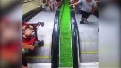 بالفيديو.. لحظة سقوط طفل بعربته من على سلم كهربائي