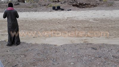 بالصور.. سيول قوية تقطع طريق وادي فيران ورياح شديدة بطابا