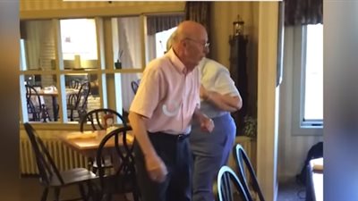 طلب غريب لعجوزين يثير ضجة داخل مطعم (فيديو)