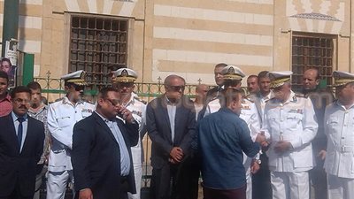 بالفيديو والصور.. تشييع جنازة حكمدار القاهرة.. تشديدات أمنية مكثفة بمحيط مسجد السيدة نفيسة.. العائلة تحرص على ارتداء الملابس البيضاء..قيادات الداخلية يستقبلون العزاء..وزكريا عزمي وأشرف زكي أبرز الحضور