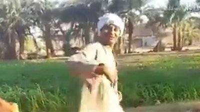 تحدي كيكي على العربية الكارو (فيديو)