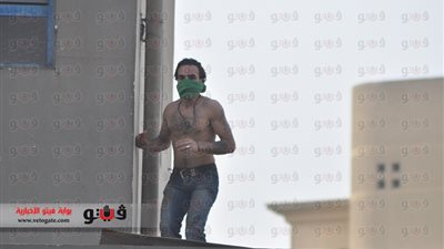 بالصور.. أقباط يلقون الطوب والحجارة بمحيط الكاتدرائية