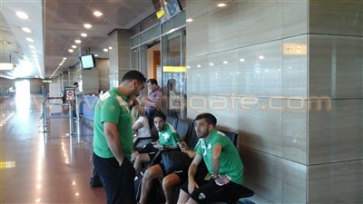 بالصور.. بعثة فريق مولودية بجاية الجزائري تصل مطار القاهرة