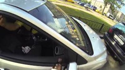 بالفيديو.. فتاة روسية تلقي النفايات على سائقي السيارات