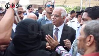 بالفيديو.. بائعة لمحافظ القاهرة: عايزين ياخدوا مني 