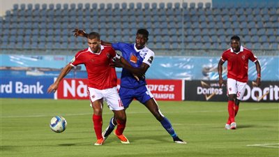 بالفيديو والصور.. الأهلي يتغلب على الملعب المالي بهدف ويتصدر المجموعة