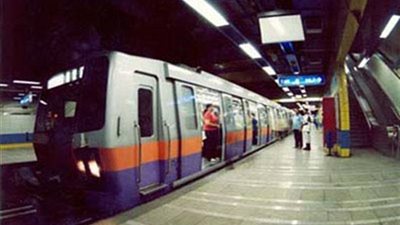 إعادة طفلة لأهلها عقب العثور عليها بمترو العتبة