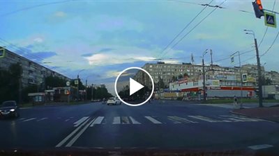 لحظة دهس حافلة فتاة تقود دراجتها الهوائية بطريقة مروعة (فيديو)