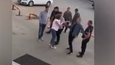 مشاجرة عنيفة بين فتاة وشابين تنتهي بالضربة القاضية (فيديو)